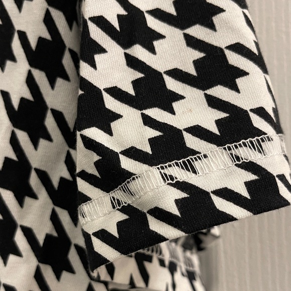 NWT...Nike Black and White Houndstooth Crop Tee with Red Swoosh - Picture 3 of 5